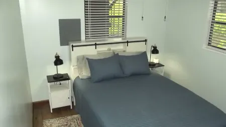 Escape to the lake 2 Bedroom Cabin, Boat Parking & Ample Outdoor and Deck Space.