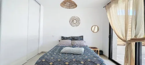 In Lecci, charming apartment, very large terrace 5 minutes from the beach