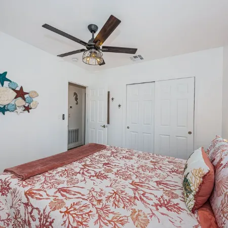 Charming bungalow minutes away from the BEACH, local restaurants & shops.