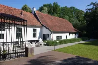 Dog-friendly vacation home near Pater Karel Chapel & off-leash dog area Hotels in Sittard-Geleen