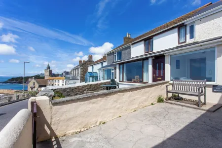 Perfectly located to enjoy breathtaking sea views of Porthleven beach  & harbour