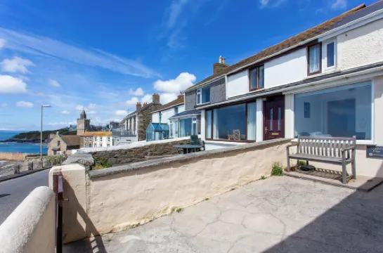 Perfectly located to enjoy breathtaking sea views of Porthleven beach  & harbour