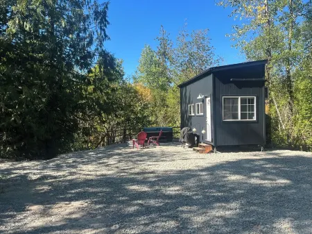 Highland Hideaway at the RMR Farmstead with Hot Tub Отели в г. Терстон