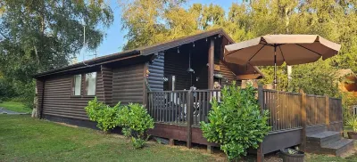 Lodge Overlooking Fishing Lake. Hot Tub & Fishing Peg Hotels in 