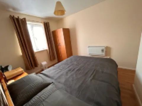 specious 1 Bed Apartment with parking & free  wifi 5 minute  Goodmayes station