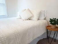 Sunny House- 2 Br. Cottage in tranquil Pendleton