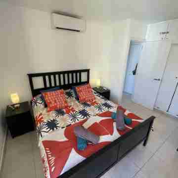 Central 1 Bed Apartment. Close to all amenities. WIFI/POOL/VIEW Rooms