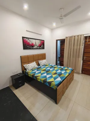 Emeralds – Modern, Spacious 2 BHK Flat with AC & WiFi ~ Near Lake & Golf Course Hotel in zona UAS DTU