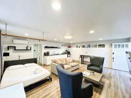 Stylish LA Studio, Steps from SoFi & LAX - SH3 - LAD Отели рядом с достопримечательностью «Государственная зона отдыха Кеннет Хан»