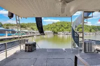 Tranquil Waterside Escape: Premier Houseboat Rental on Center Hill Lake