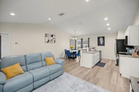 Charming 3-bedroom house in peaceful Ocala with WiFi, AC