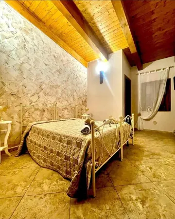 Jenny's House 5 minutes from the A1 Caianello exit.