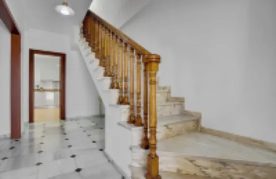 Spacious villa 5 min from the airport. Ideal for families and large groups