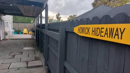 Howick Hideaway 1 bedroom self contained studio,close to Howick Village. Отели рядом с достопримечательностью «Колледж Маклинс»