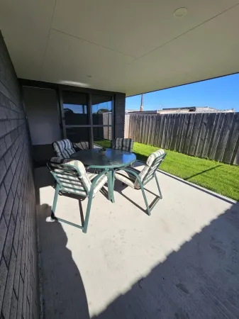 New home, 5 minutes drive to beaches & MTB trials, walk to shops, pets, WiFi