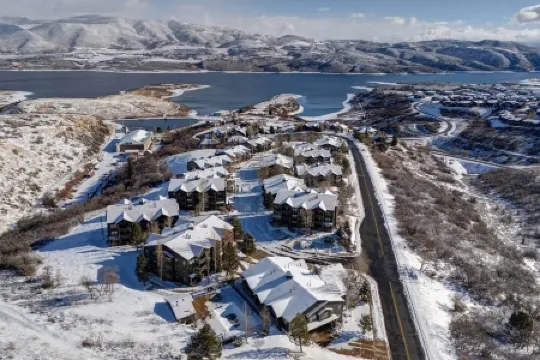 Luxury newly remodeled condo across Jordanelle Gondola Deer Valley East