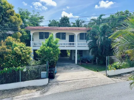 Casa del Mango Four Bedroom Vacation Home in Cabo Rojo PR Отели в г. Педерналес