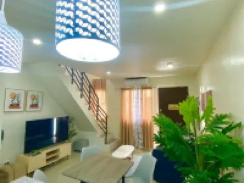 Piper's Pad-Cozy 2-bedroom - Near the Airport - Air-Conditioned. WIFI - Kitchen. Hotels in Sibulan
