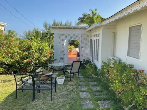 At the beach, Dreamin villa, staffed daily, relax recharge and enjoy. Welcome ! Hotels in Duncans