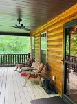 Rustic Log Home, 2 Bedroom with loft, Quiet and Secluded.