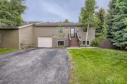 4 bedroom Luxury Mountain Chalet with private hot tub