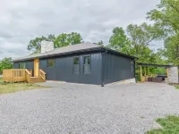 Spacious 5-bedroom just 1 minute from Bennett Spring State Park! Hotels in Laclede County