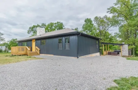 Spacious 5-bedroom just 1 minute from Bennett Spring State Park!