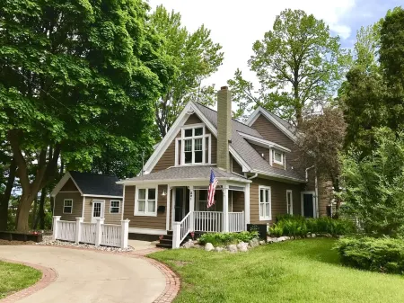 Cozy House On The Hill In Boyne City - Lake Views