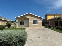 Charming 2-bedroom house with WiFi, AC in Phoenix Park Portmore. Hotels in Hellshire