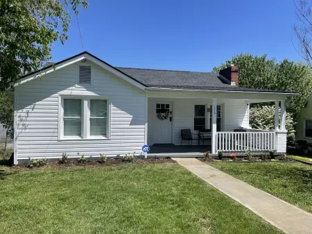 Fully remodeled cottage within 15 minutes of everything! Отели в г. Бристоль