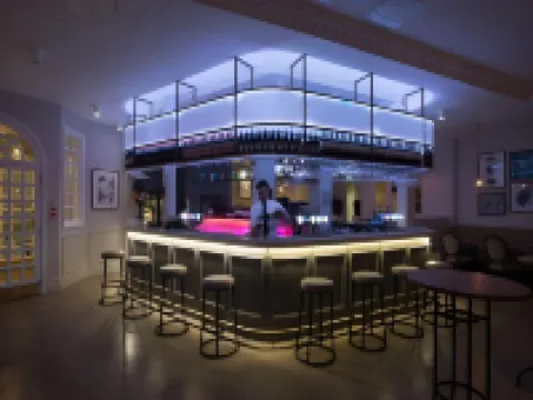 王首酒店 伊靈酒店