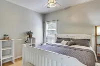 Quiet Lakefront Grand Rapids Cabin on 5 Acres - parking