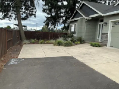 The Track House - 4BR Near UO, Autzen & Hayward, Peaceful & Spacious