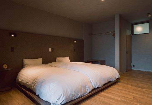 전통과 현대가 어우러진 료칸 복도