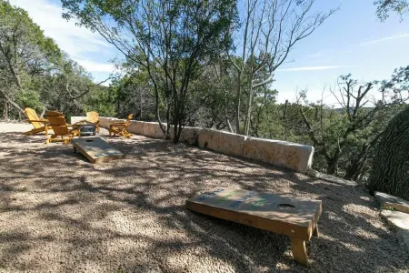 Texas Charm Cottage - 1 Block from the Lake & Hill Country Views