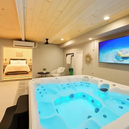 Wknd@Bernie's Private Villa includes enclosed Hot Tub room for Romantic Getaway!