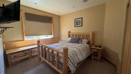 Huge Retreat in Exclusive Neighborhood - 2 Master Bedrooms