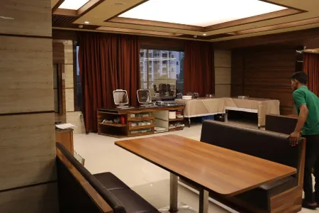 Hotel Shreeji Vatika-Airport Road Отели в г. Сурат