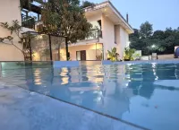 King Stone Resort Hotel Jatisampurna 호텔