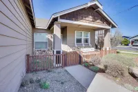 Charming Bend Home w/ Porch & Yard: Great Location - Homestays