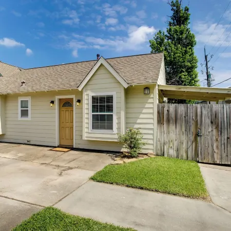 Cozy Shenandoah Home < 2 Mi to the Woodlands Mall!