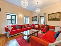 Luxury Retreat in UK with Pool & Tennis Court  호텔