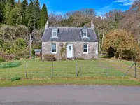 Cottage by Loch with Stunning Views