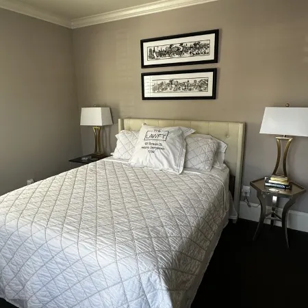 Spacious living in Historic Georgetown with shops, dining, museums steps away!