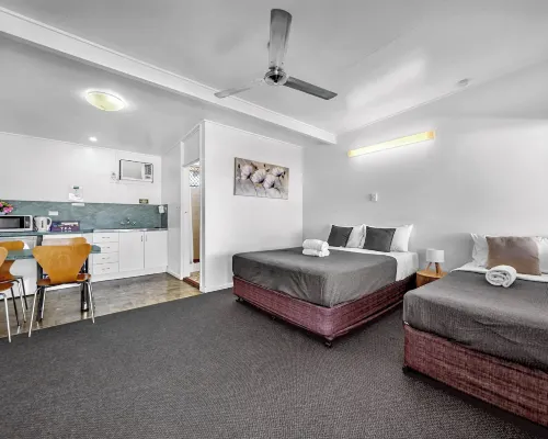 Shell Motel (Pearly Shell Motel) Hotels in Bowen