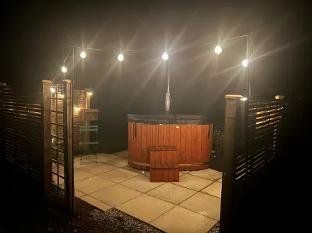 Cosy Devon Hut with Private Hot Tub Отели в г. Чулмли