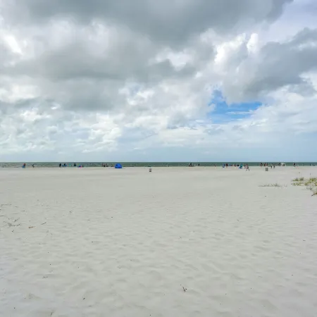 Coastal Sea Side Townhome - Walk to Beach!