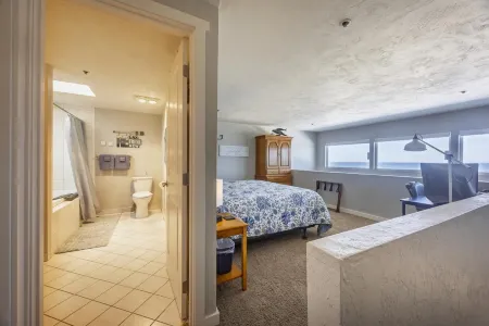 Oceanfront Condo: Panoramic Views, Jacuzzi, Romantic Nye Beach Getaway Newport