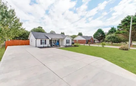 Charming Modern Home with Koi Pond & Spacious Backyard – Sleeps 6 Отели в г. Монро