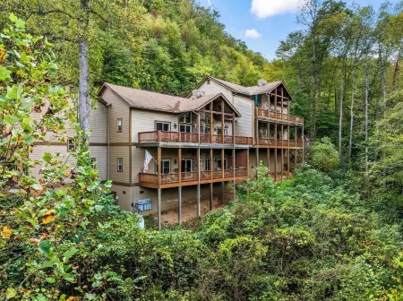 Luxury Condo w/ Mountain View, Full Kitchen, W&D, Garage and No Steps to get in!